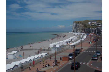Vue plongeante sur la plage de Mers-les-Bains Office de Tourisme